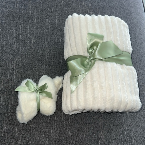 Travel fleece blanket with fuzzy socks (New) - Picture 4 of 4